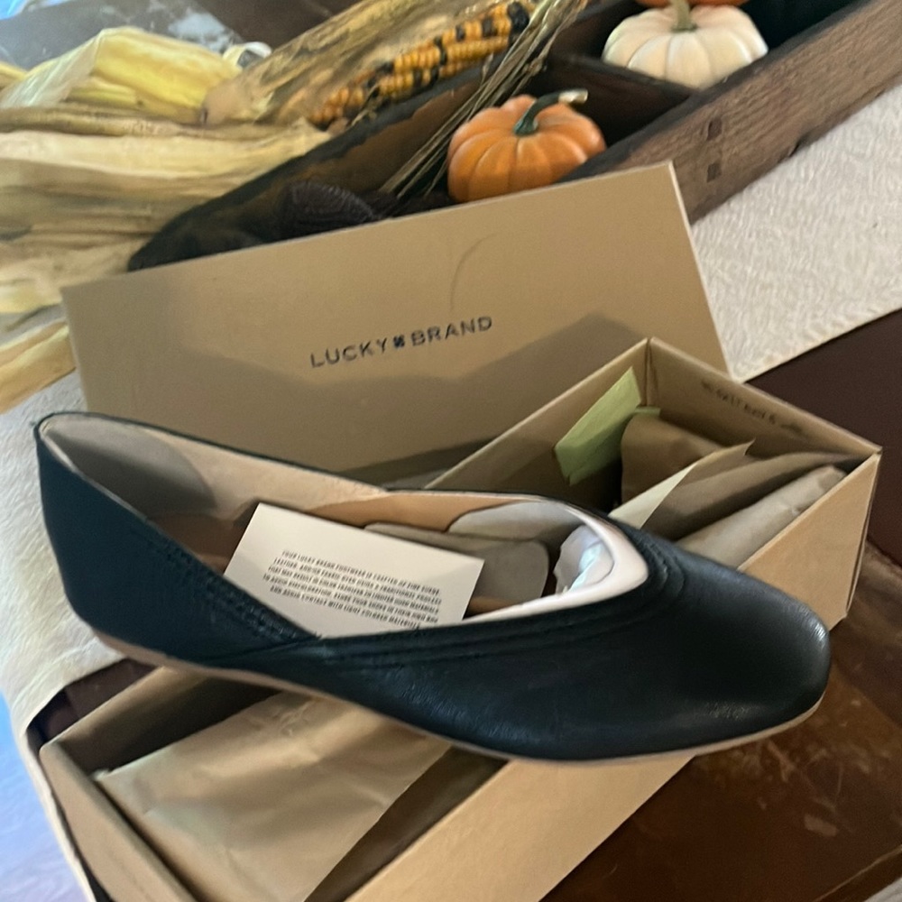 Black flat shoe size 8M Lucky Brand